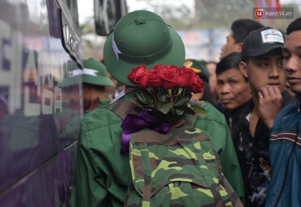 Những giọt nước mắt bịn rịn của người thân ngày tiễn tân binh lên đường nhập ngũ